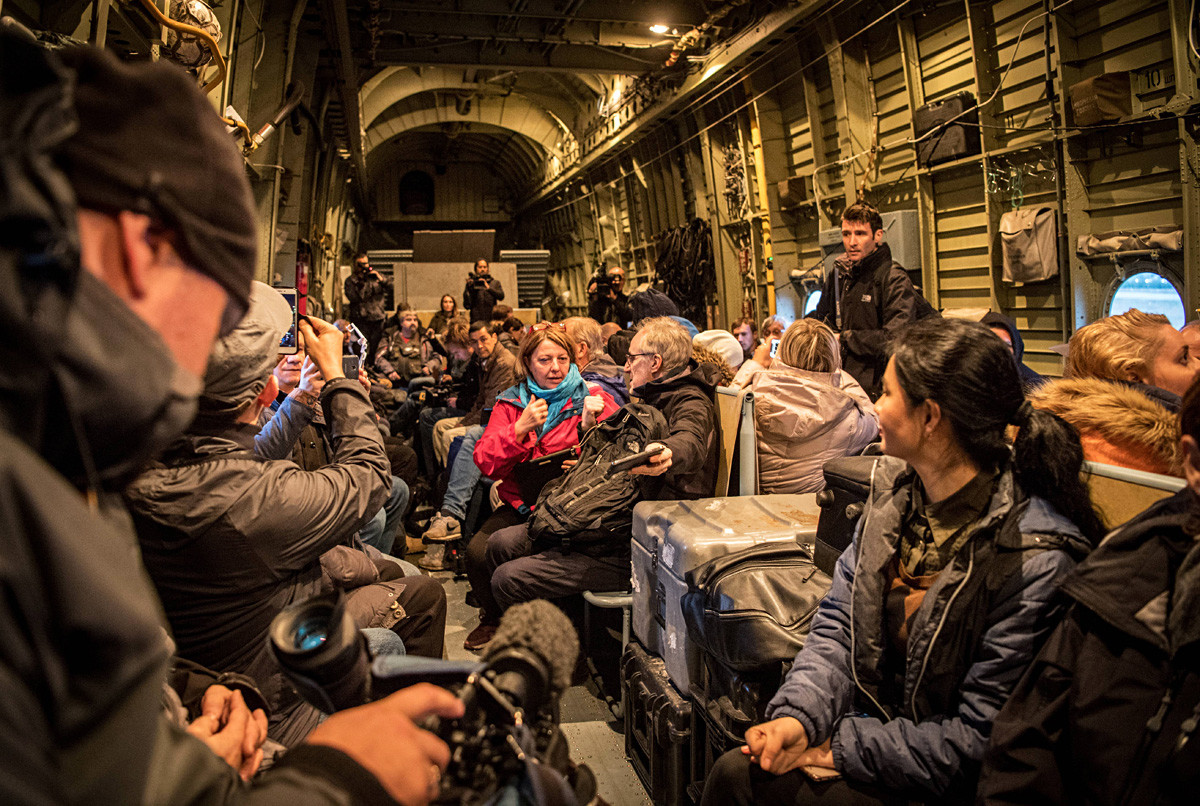 外国メディアのジャーナリストたちがMi-26に乗っている。中国国境付近、シベリアのツゴル演習場で行われたロシア軍秋季大演習「ヴォストーク2018」ヘ向かう途中。2018年9月13日。