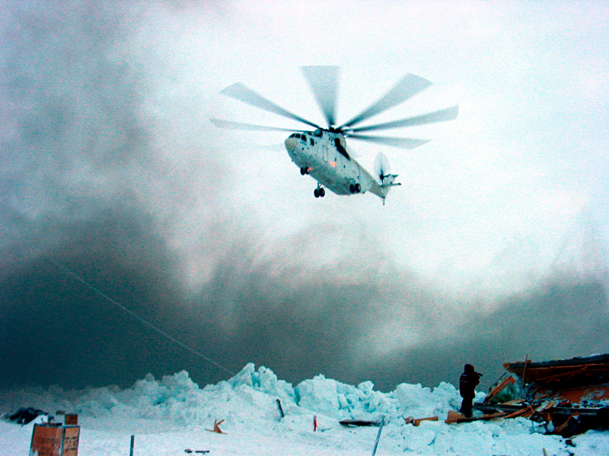 Mi-26が多冬極氷に着陸する。