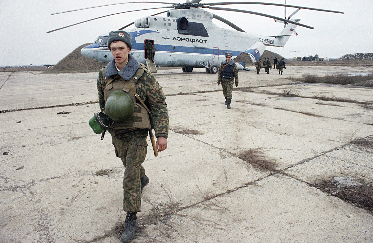 グロズヌイから80キロメートル西にロシアの軍事基地。兵士たちはチェチェン共和国の前線に運ばれる予定。1994年12月16日。