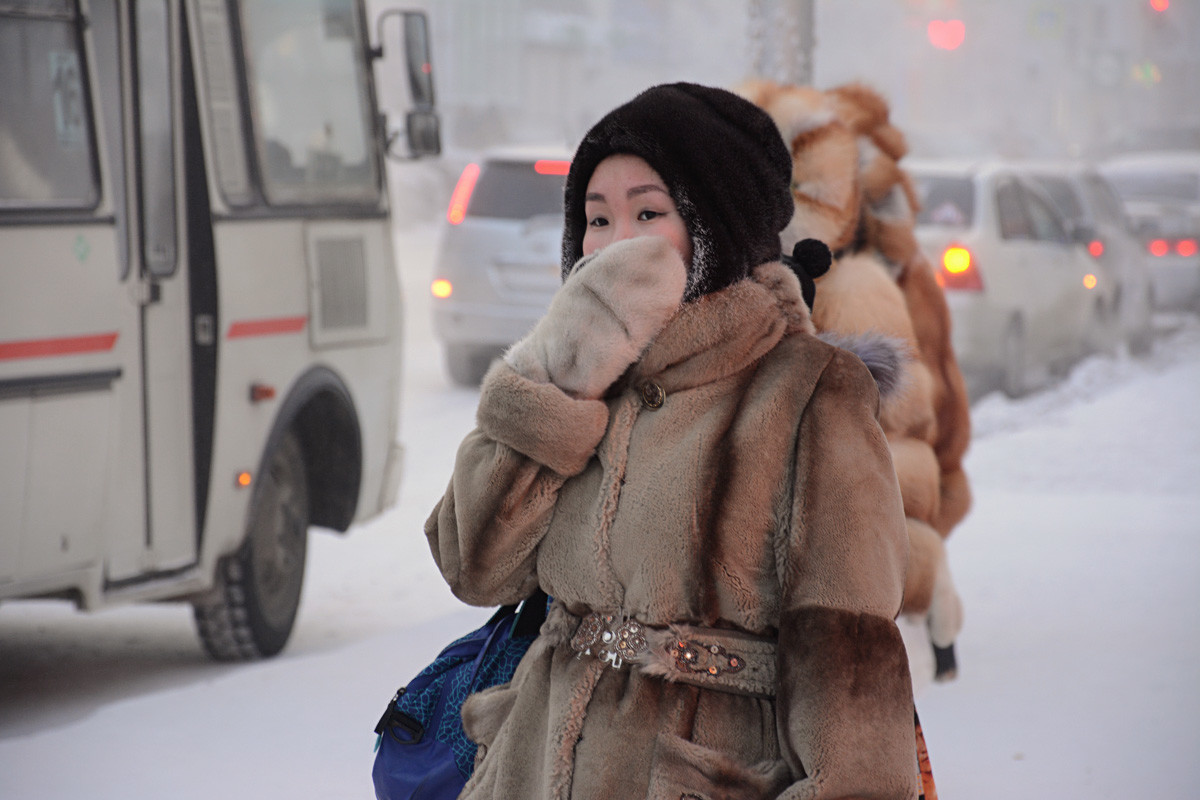 Seorang perempuan muda di sebuah halte bus di Yakutsk.
