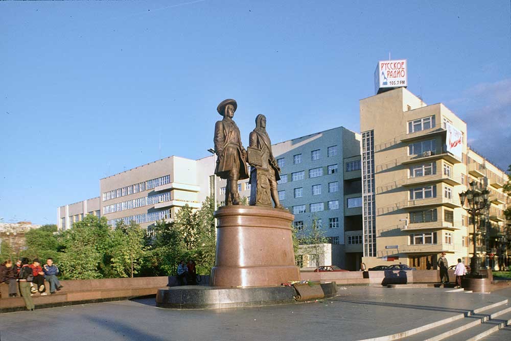 Ekaterinburg. Piazza del Lavoro (in precedenza: di Caterina) con monumento a Vasilij Tatishchev e Georg de Hennin. 28 agosto 1999