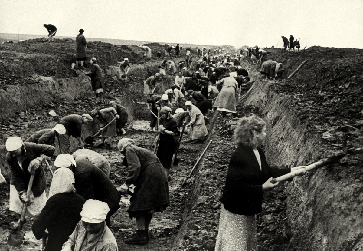 Жени копаат одбранбени ровови околу Москва, 1941