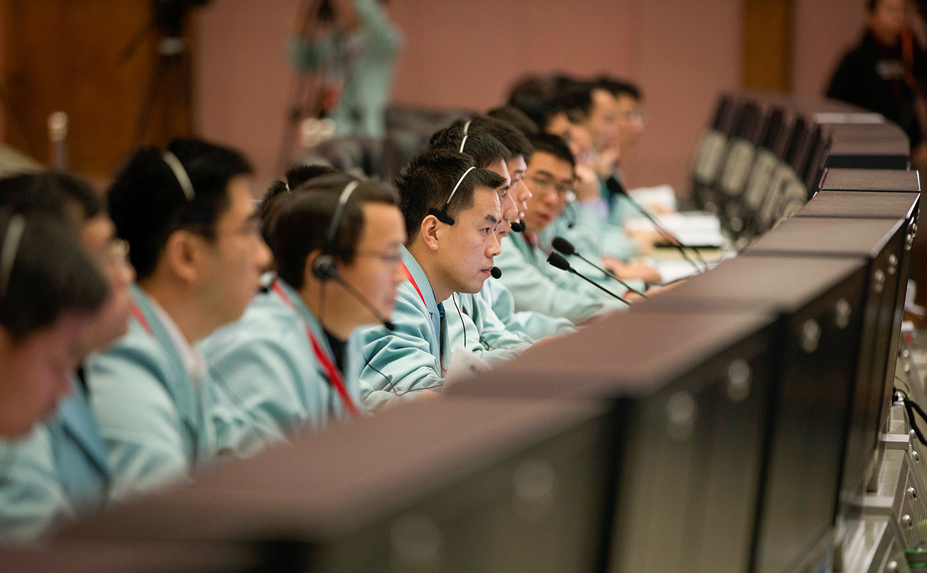 Técnicos no Centro de Controle Aeroespacial de Pequim.