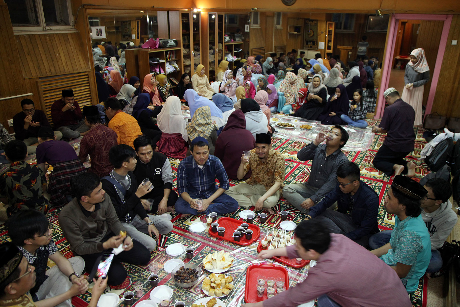 Puluhan warga negara Indonesia (WNI) mengikuti acara berbuka puasa bersama yang diselenggarakan oleh Himpunan Persaudaraan Islam Indonesia (HPII) di Mushola Kedutaan Besar Republik Indonesia (KBRI) Moskow, Rusia, Sabtu (26/5/2018).