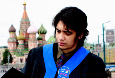 Aiman berfoto di Lapangan Merah, Moskow, seusai wisuda.