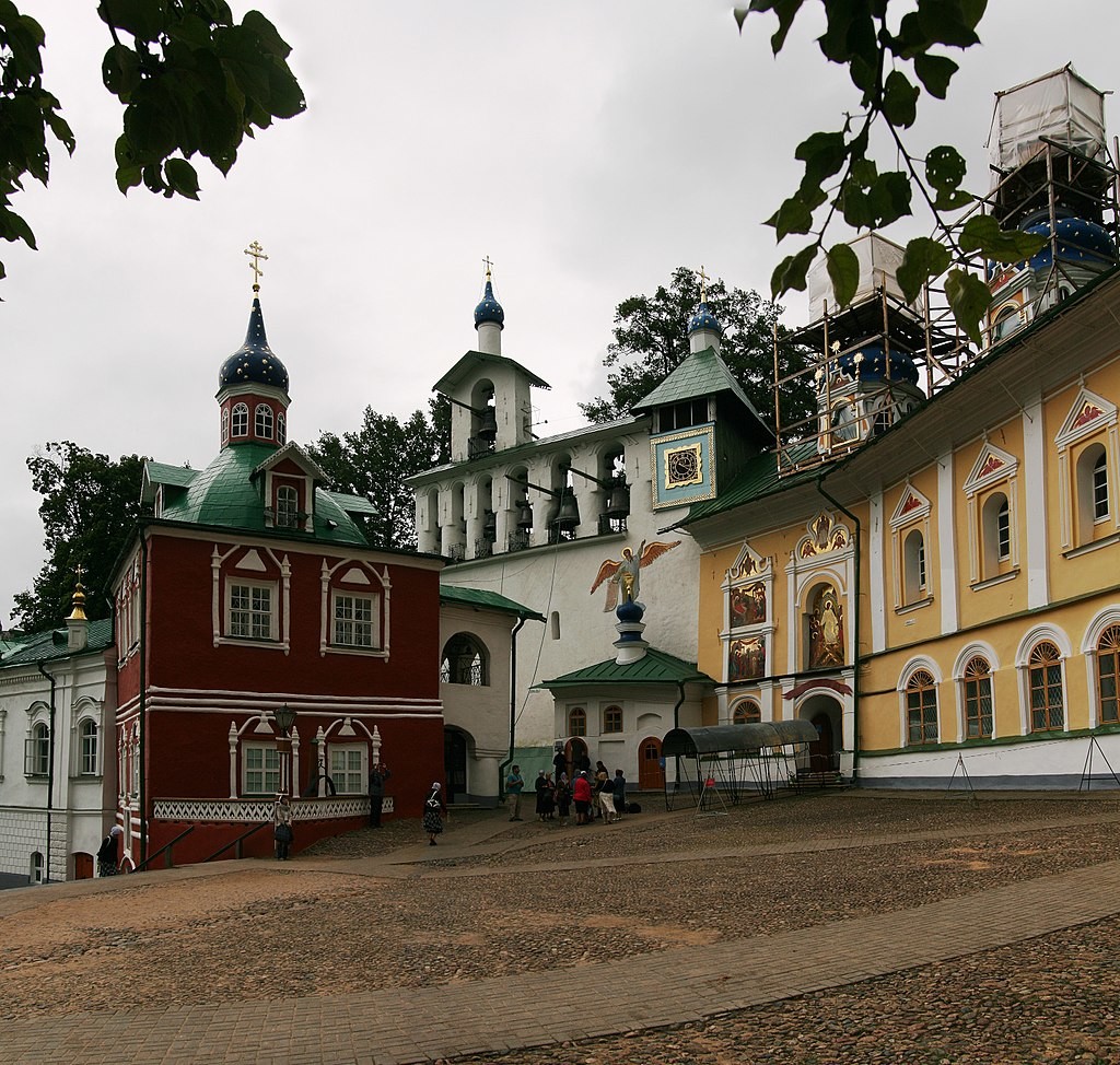Pskovsko-pečerski samostan, Pečori