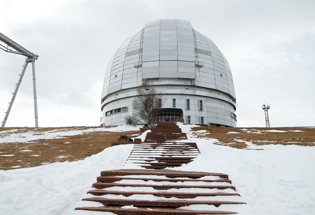 特別天体物理学天文台の領土にある大型反射望遠鏡BTA-6。