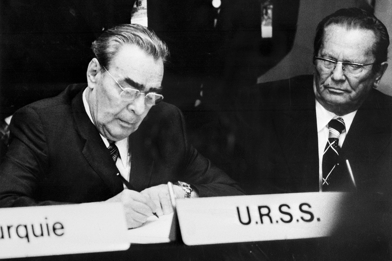 Leonid Brežnjev (levo) podpisuje helsinško sklepno listino o varnosti in sodelovanju v Evropi na največjem vrhu v evropski zgodovini v Helsinkih avgusta 1975