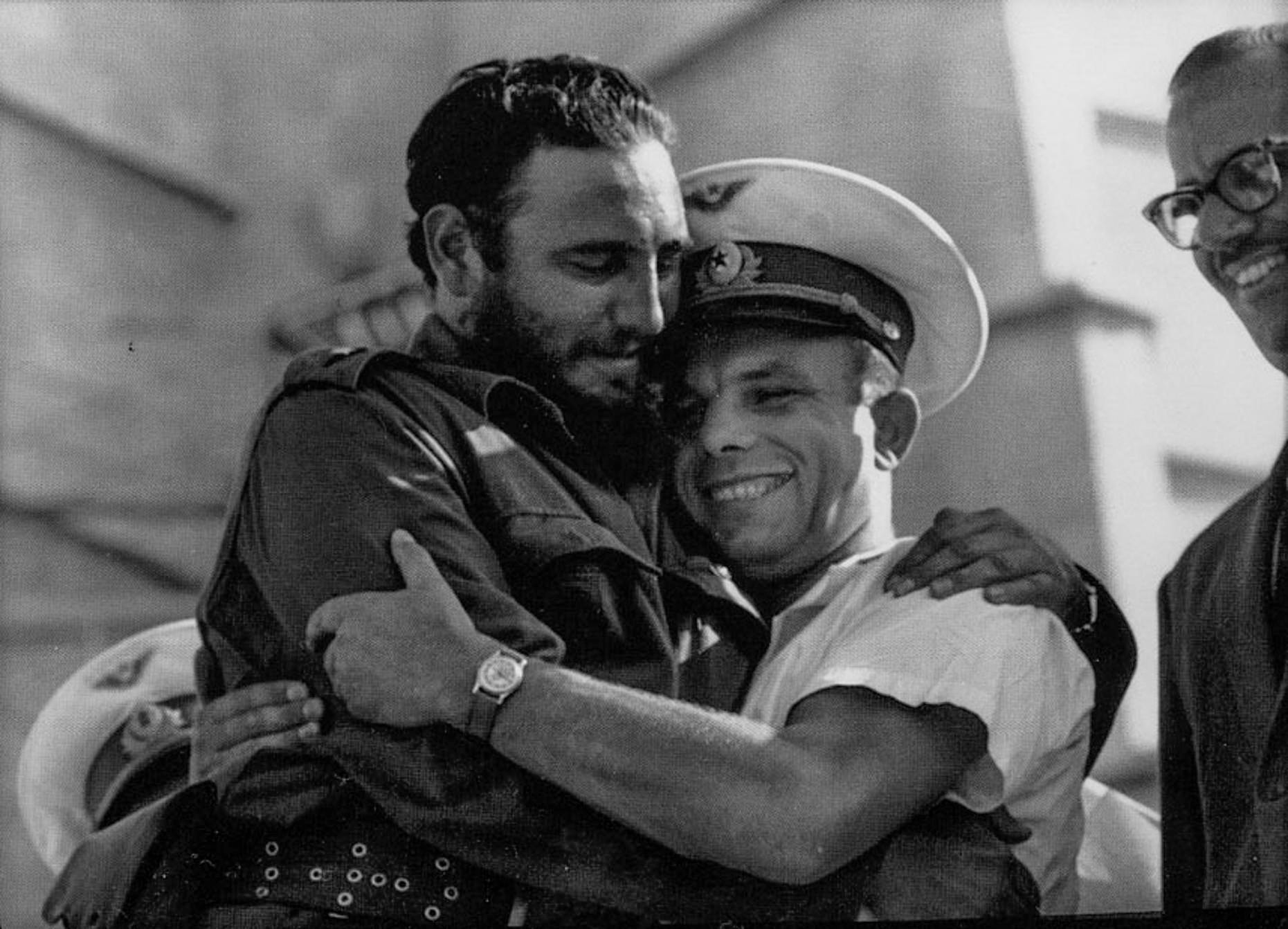 Fidel Castroa abraça Gagarin em 26 de junho de 1961.
