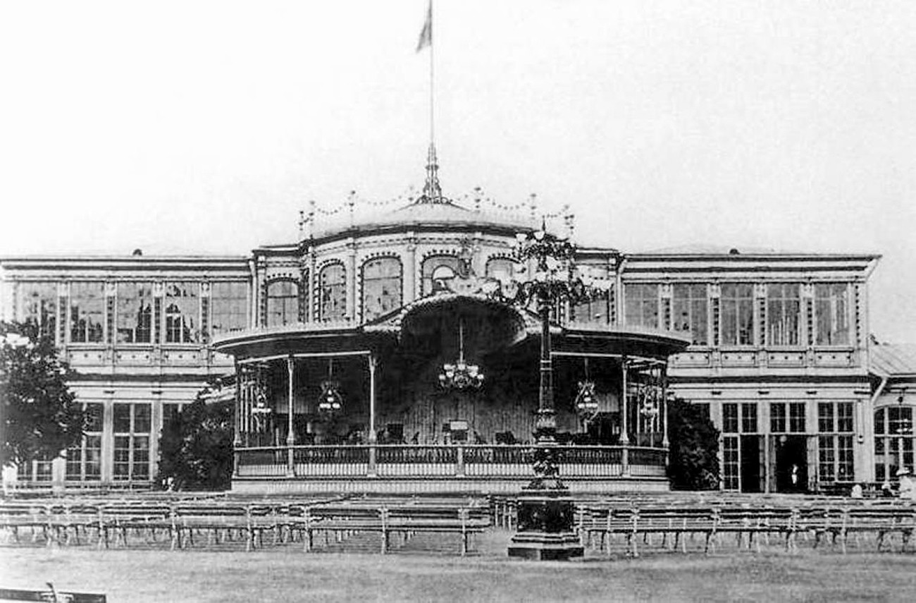 A sala de concertos Pávlovsk no final do século 19.