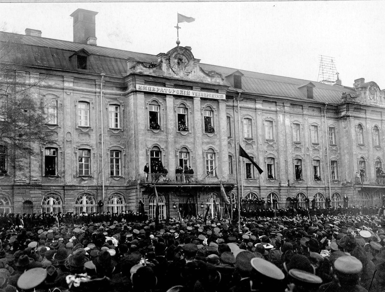 Protesto estudantil em frente à Universidade Petersburguense após publicação do manifesto de 1905.