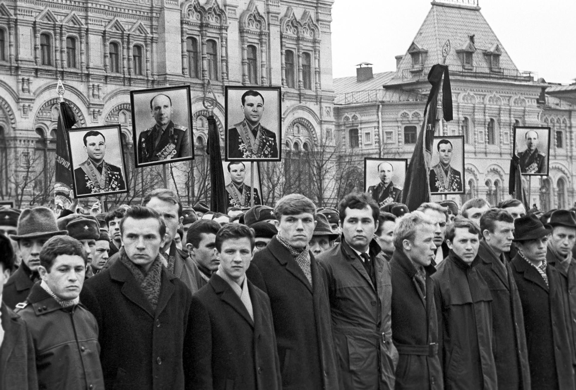 Masyarakat berkumpul di Lapangan Merah berduka cita atas kematian Gagarin.