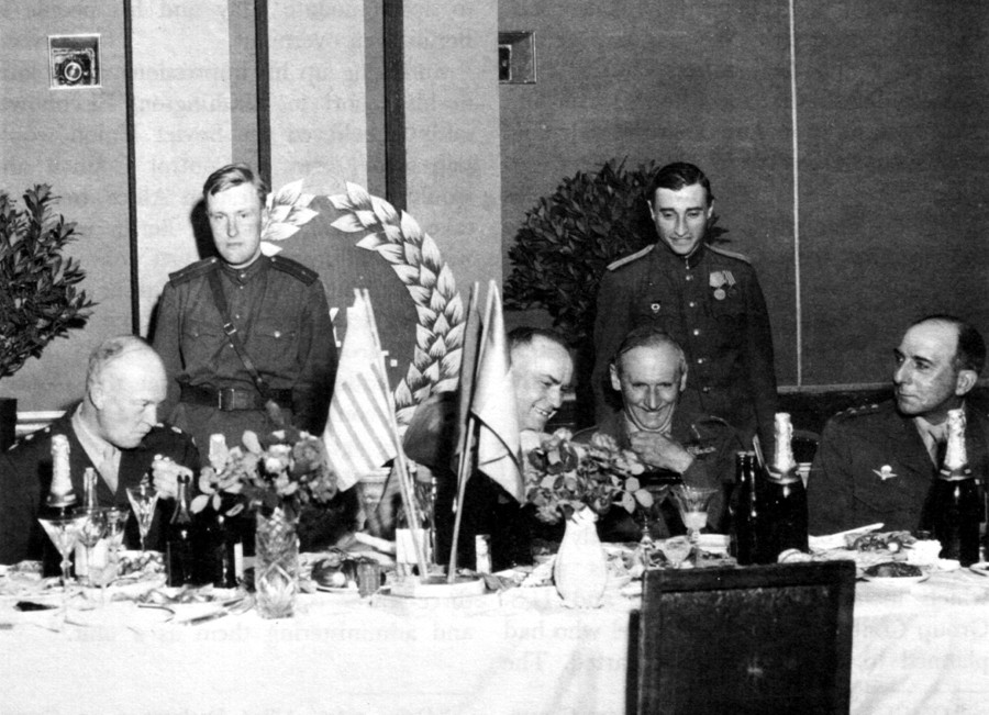 5. јун1945. Маршал Жуков (у центру) сипа шампањац фелдмаршалу Монтгомерију (са његове десне стране). Последњи (слева) Двајт Ајзенхауер, а последњи (здесна) маршал Жан де Латр де Тасињи.