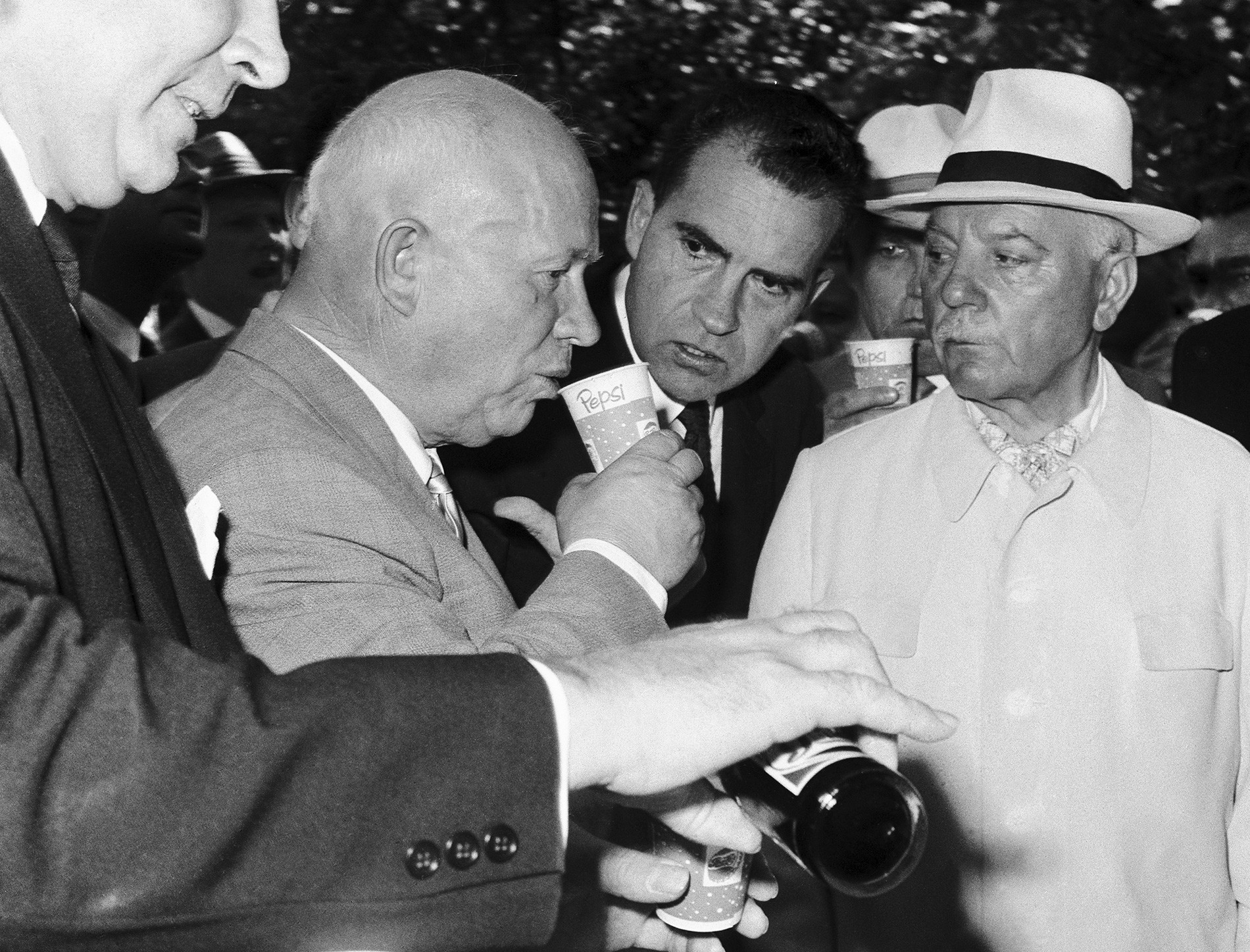 Москва, Совјетски Савез. Совјетски премијер Никита Хрушчов испија Пепси колу под будним оком подпредседника САД Ричарда Никсона (у центру) и председника СССР Климента Ворошилова (десно) у парку „Сокољники“ 24. јула 1959.