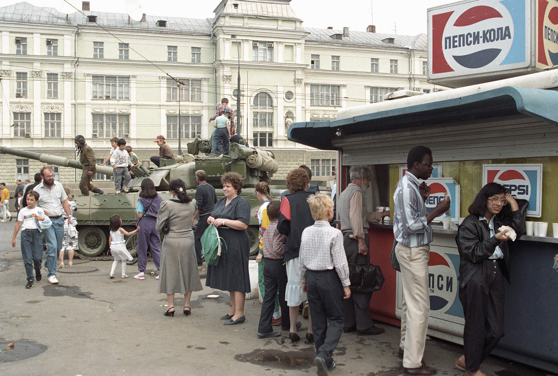 Tenk na jednoj moskovskoj ulici za vrijeme kolovoškog puča 1991. godine.


