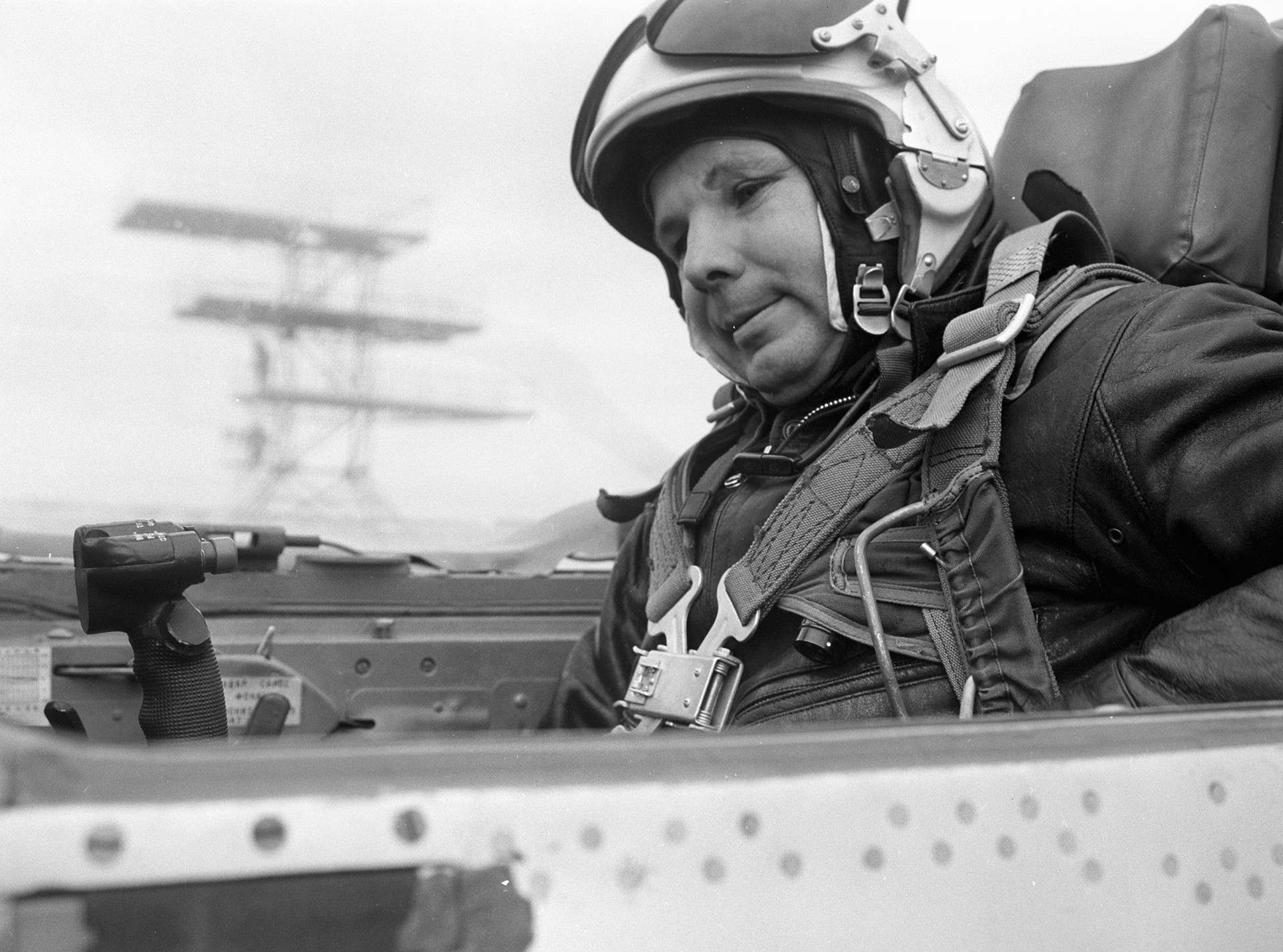 ガガーリンがジェット戦闘機MiG-21の機室で訓練飛行の準備をしている。1967年10月1967日。