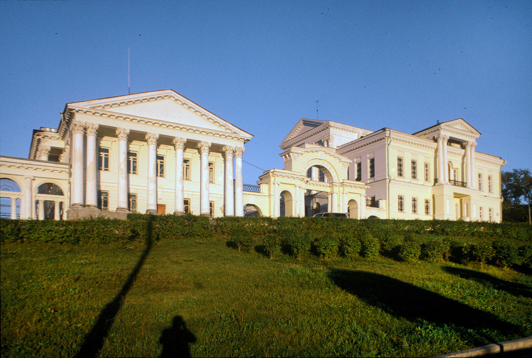 Rastorguev-Kharitonov Mansion, side facade. View from Karl Liebknecht Street. August 27, 1999.