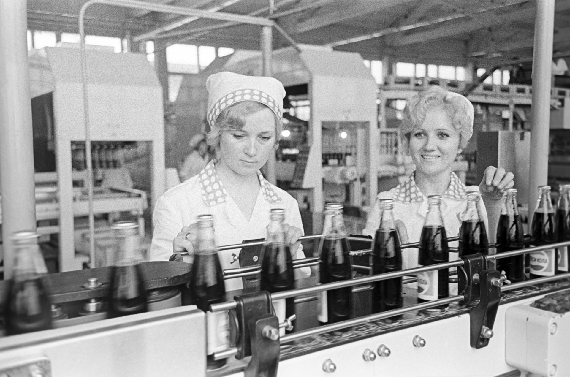Фабрика за пиво во Новоросијск. Производна линија на „Пепси-кола“, 1974 година.