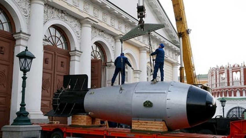 Модел на термонуклеарната бомба АН602, предаден на Сојузниот нуклеарен центар „Саров“ (РФНЦ-ВНИИФ), на изложбата „70 години нуклеарна индустрија. Верижна реакција на успех” во Манеж во Москва.