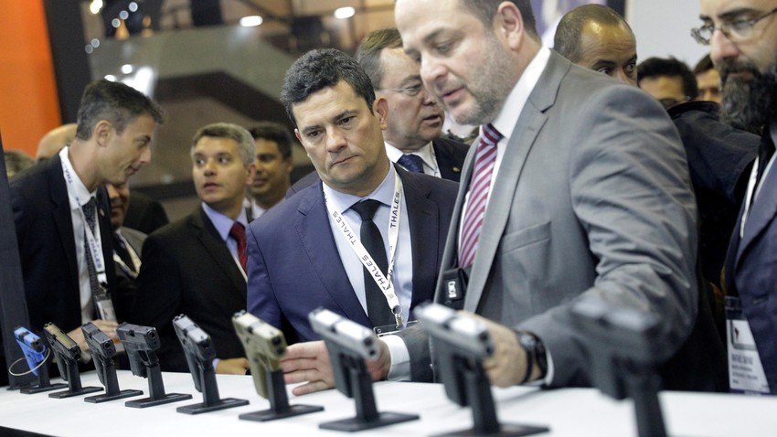 Ministro da Justiça Sergio Moro examina pistolas  Glock na LASA 2019.