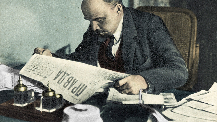 Lênin lendo Pravda, provavelmente em 1918