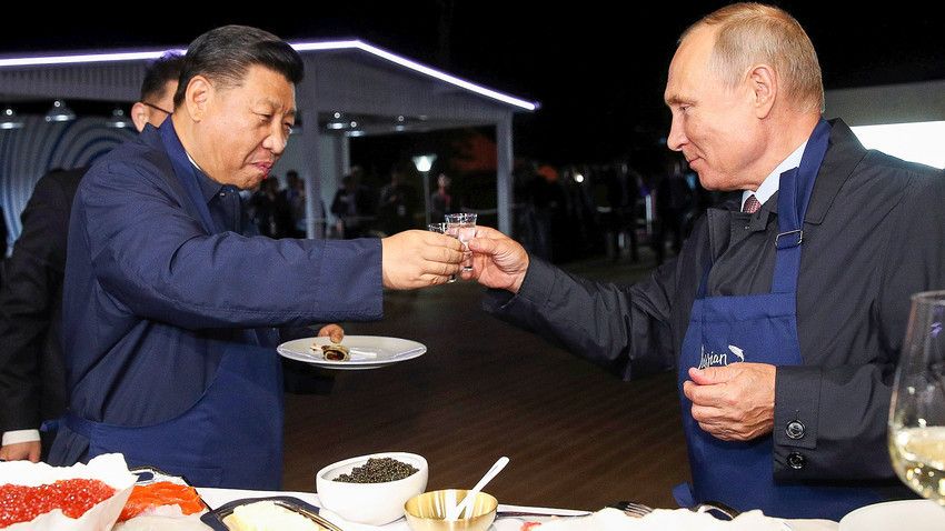 Vladimir Putin dan Xi Jinping mencoba makanan Rusia dalam acara Eastern Economic Forum pada 2018.