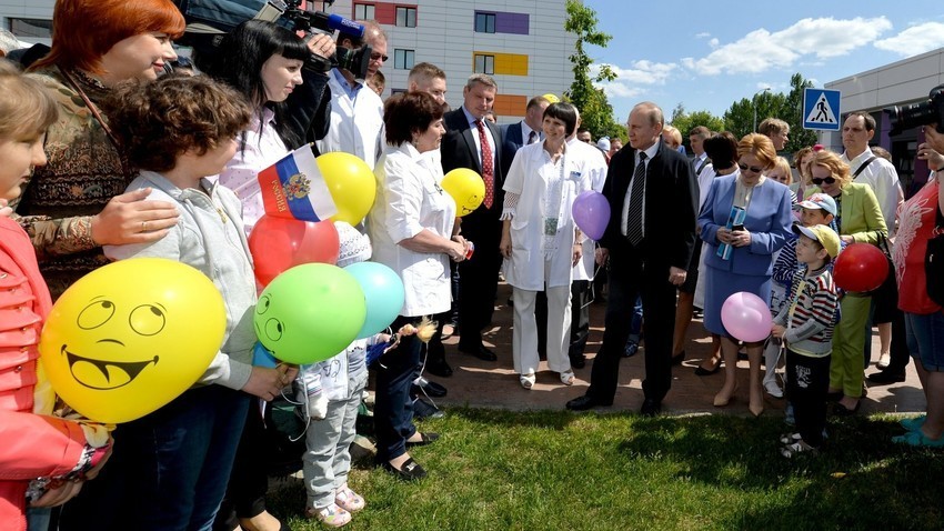 Владимир Путин во посета на детскиот Центар за хематологија, онкологија и имунологија „Дима Рогачов“, 2016.