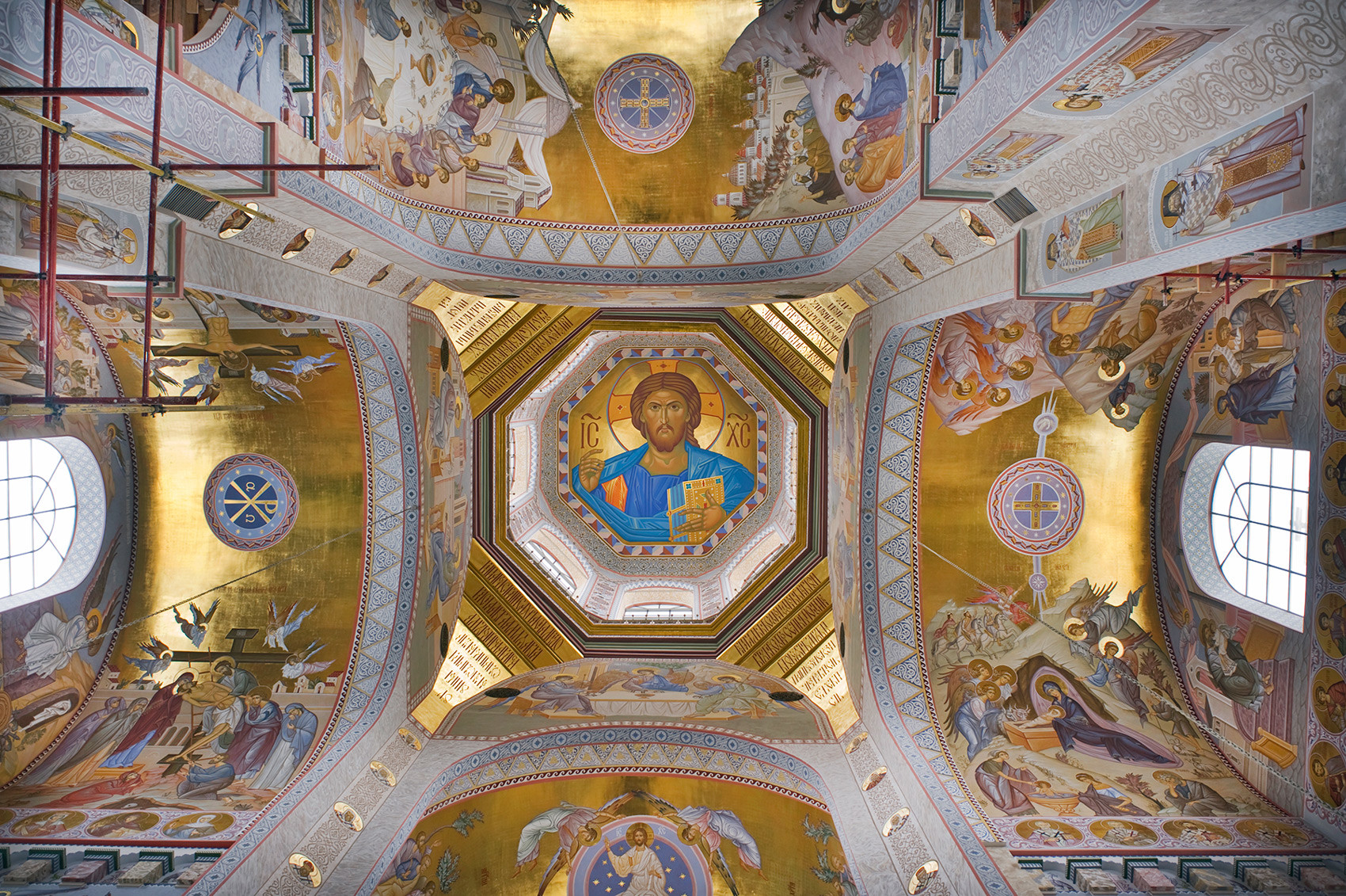 Chiesa sul Sangue in onore di tutti i santi risplendenti nella Terra Russa. Interno con immagine del Cristo Pantocratore nella cupola principale. 3 aprile 2017