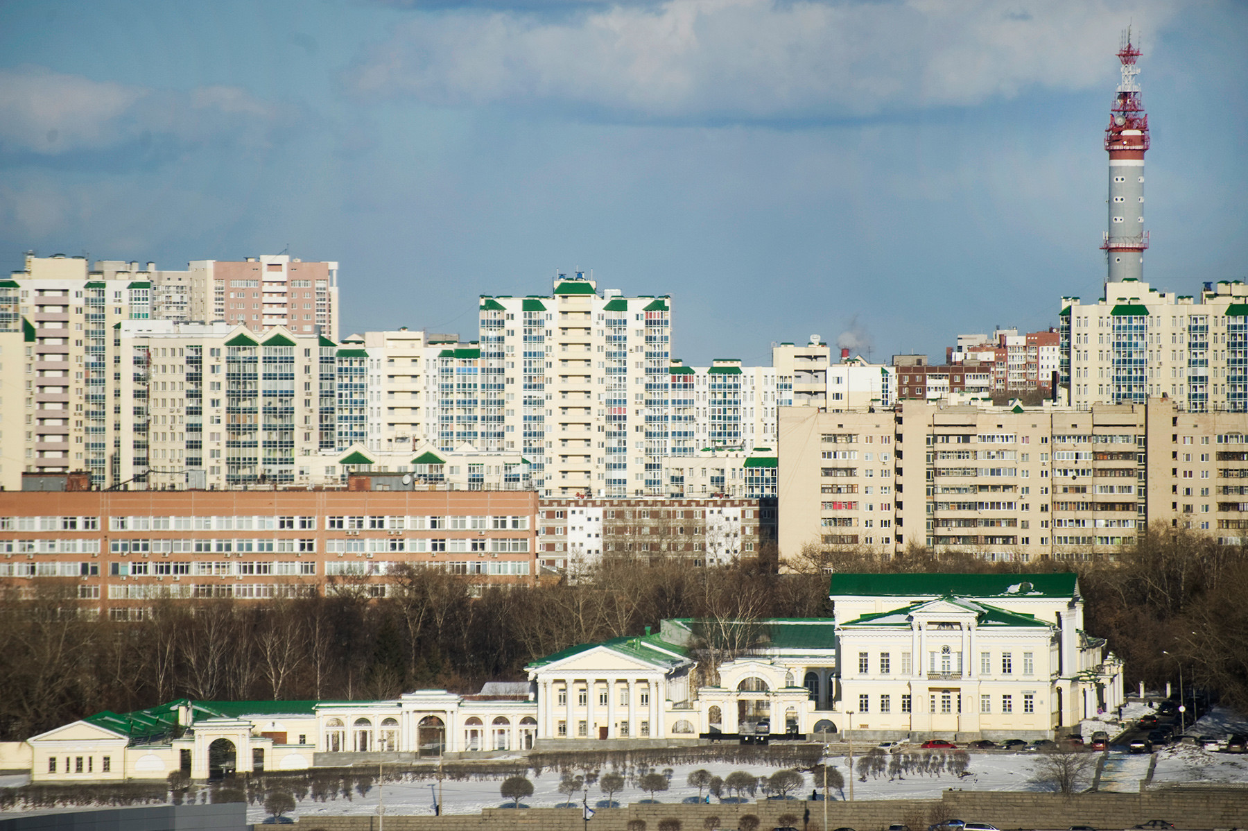 Palazzo Rastorguev-Kharitonov. Facciata laterale con grattacieli e condomini sullo sfondo. 1º aprile 2017
