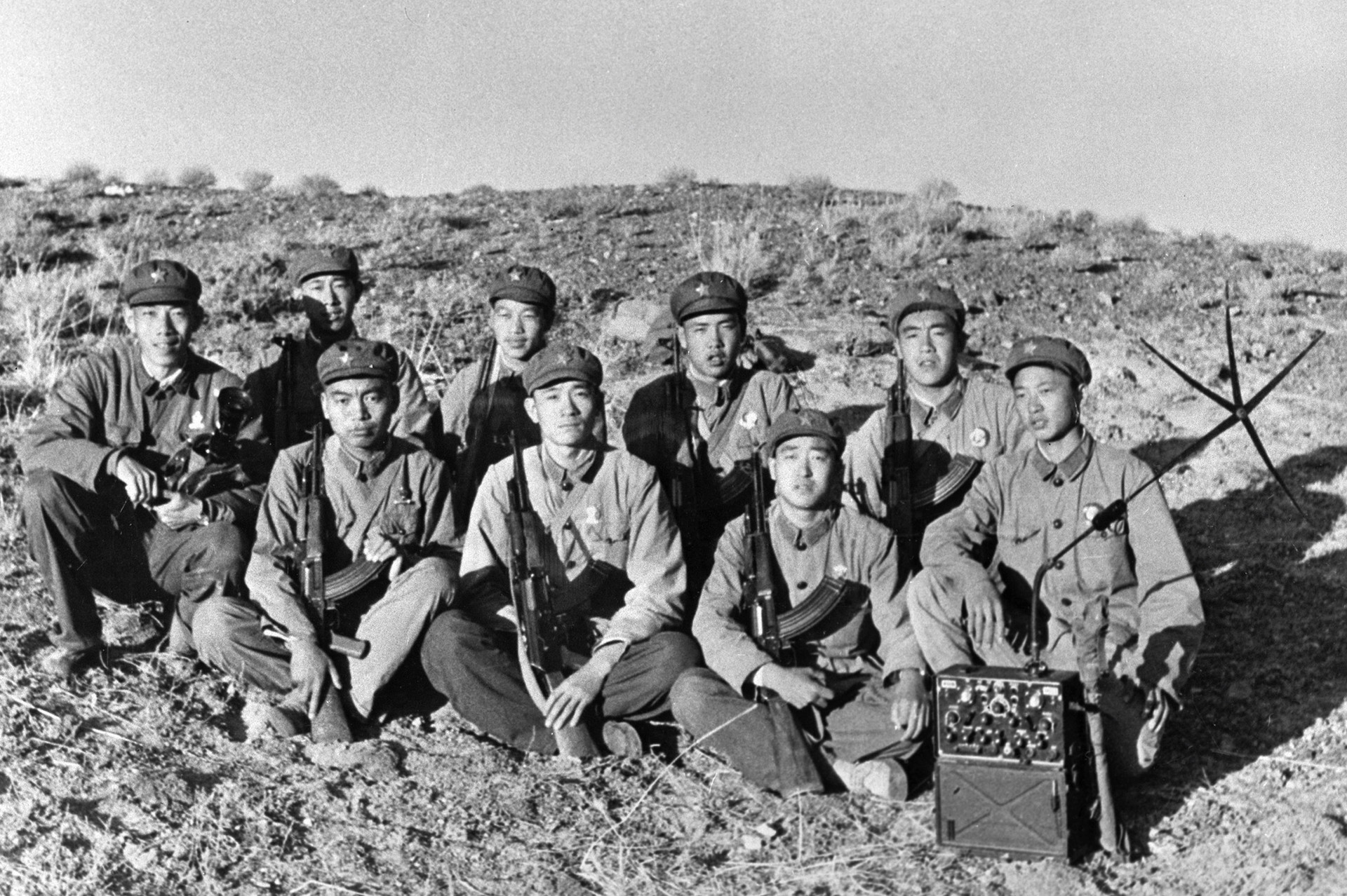 Kineski vojnici naoružani Kalašnjikovima fotografirani prilikom borbe sa sovjetskim pograničnim postrojbama tijekom sino-sovjetskog pograničnog sukoba.

