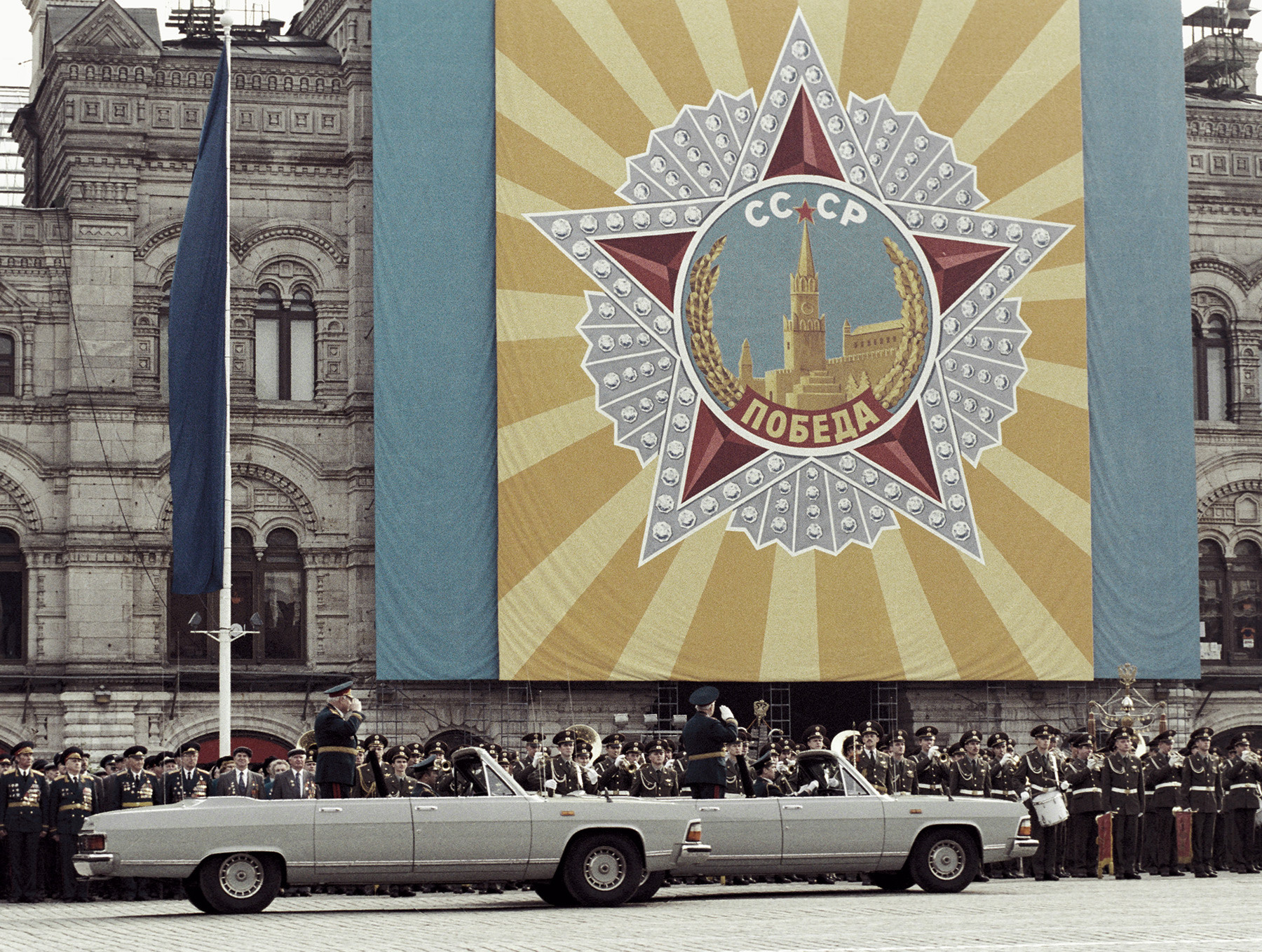 Генерал армије Владимир Говоров и маршал Совјетског Савеза Виктор Куликов у аутомобилима на Паради ветерана Великог отаџбинског рата поводом 50-годишњице прославе.