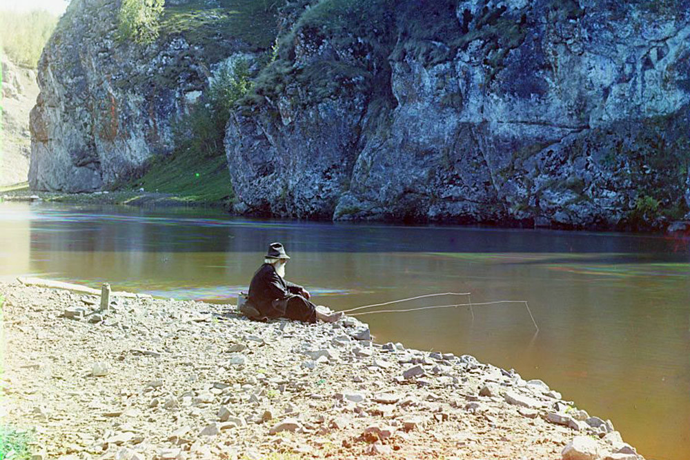 Pescador no rio Iset, montes Urais. 1910