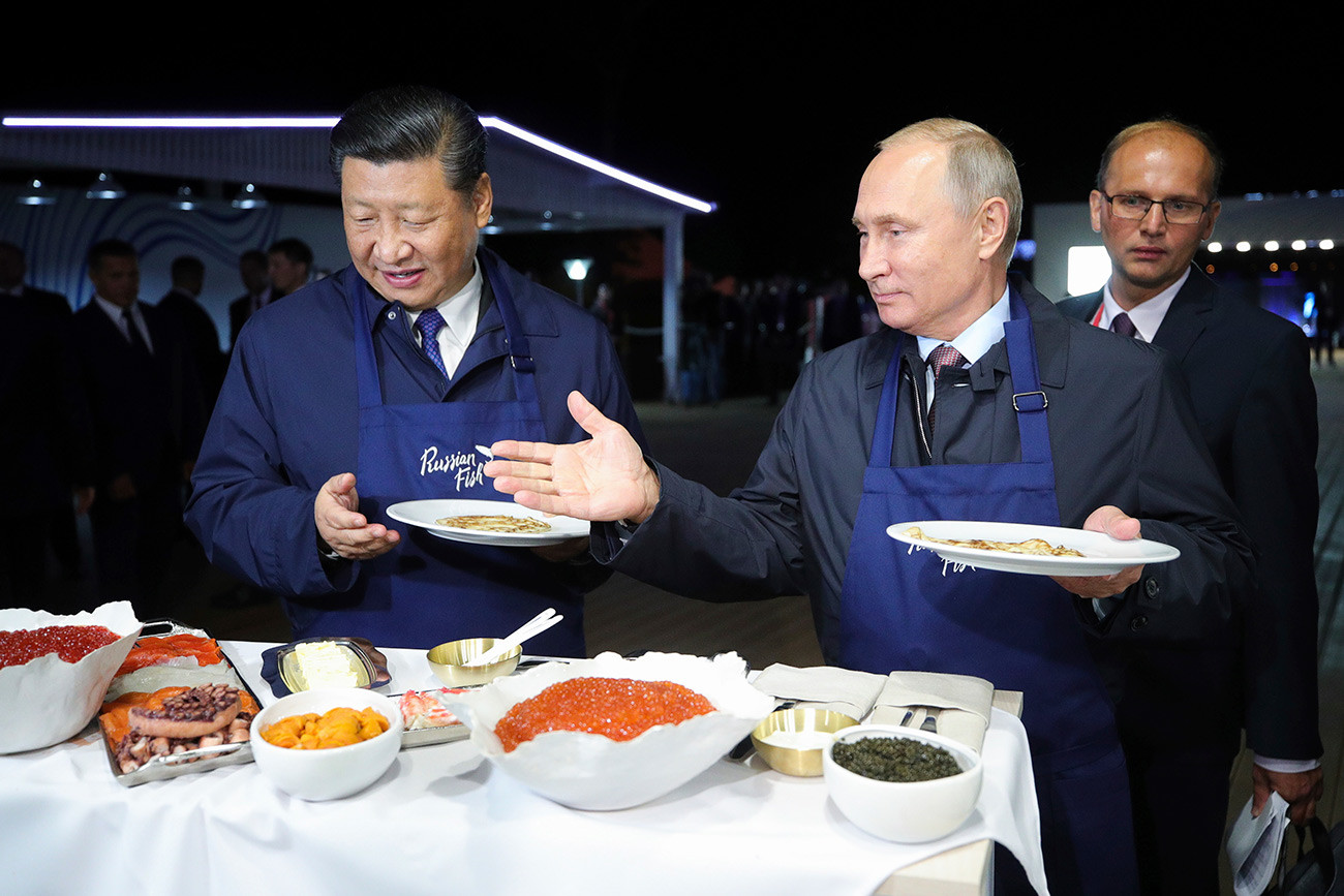 Wladimir Putin und Xi Jinping probieren die russischen Köstlichkeiten beim Östlichen Wirtschaftsforum im Jahr 2018.