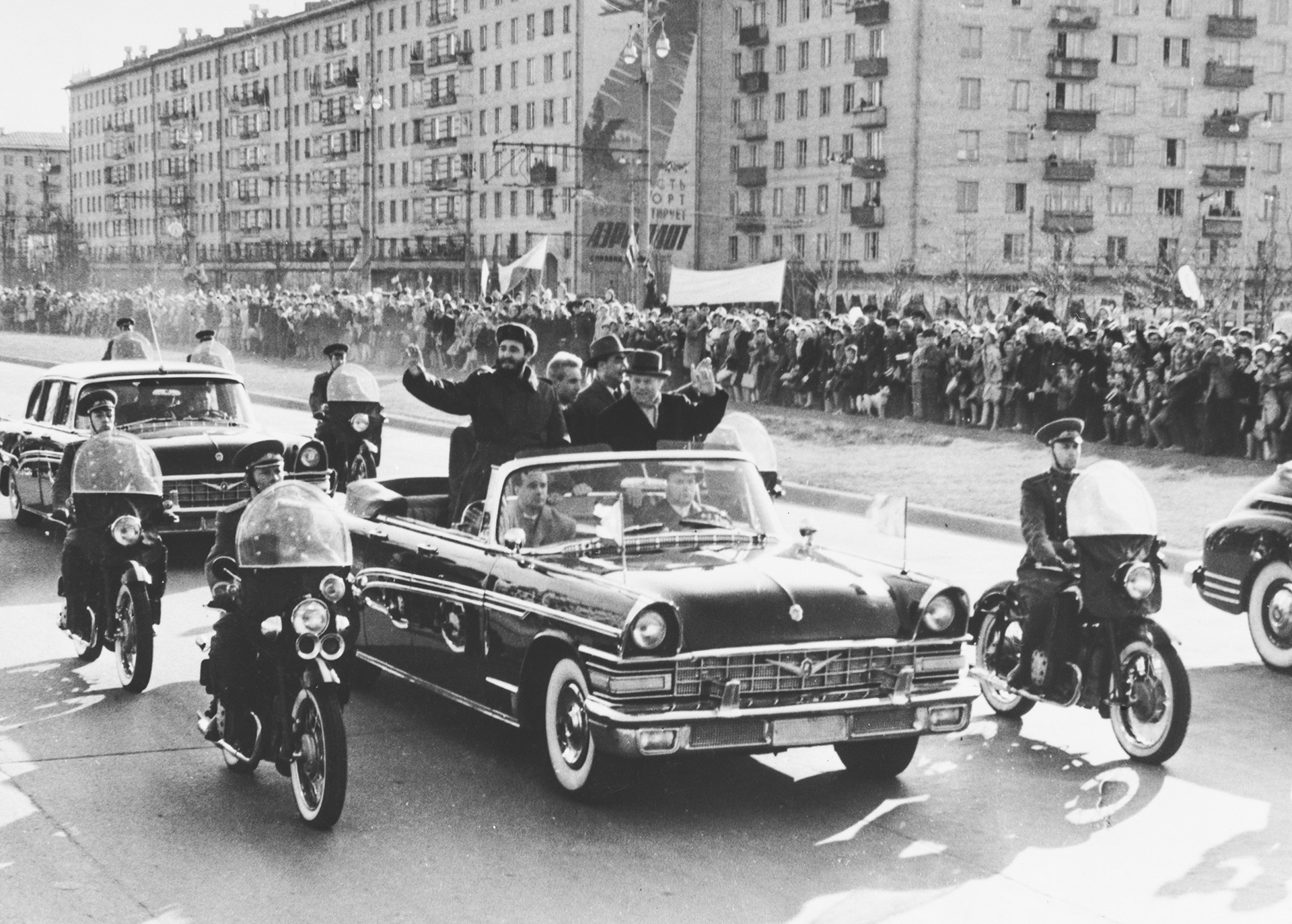 1963年5月1日。ニキータ・フルシチョフがフィデル・カストロの最初のロシア訪問中、彼にモスクワを案内している。車にはレオニード・ブレジネフもいる。