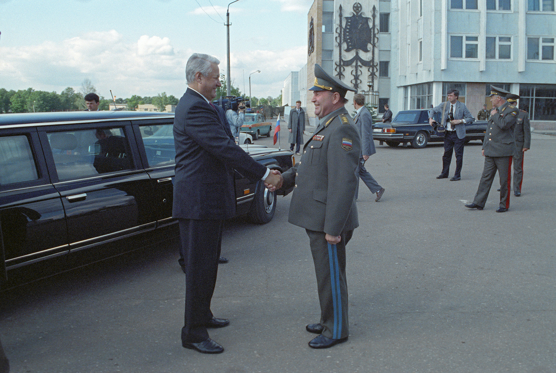 ロシアのボリス・エリツィン大統領(1931-2007) がナロ＝フォミンスク付近でエアボーン部隊と会合する。