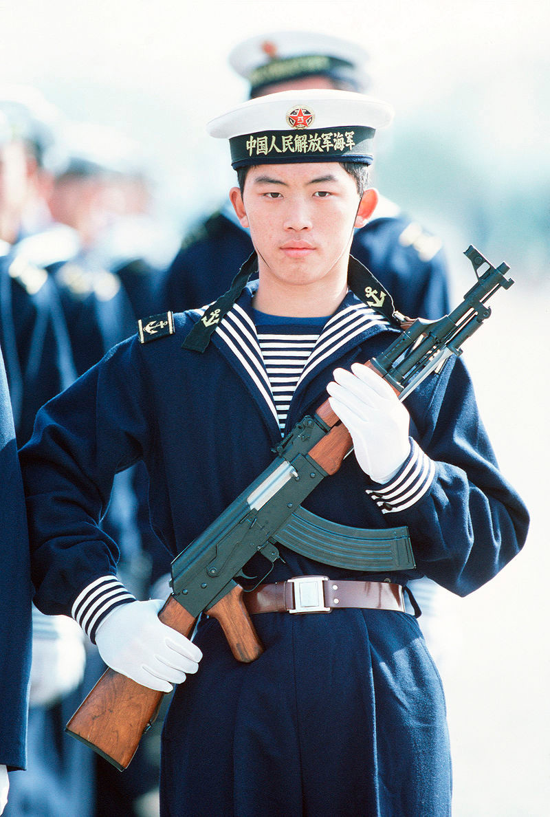 中国の海軍士官が56式自動小銃を持っている。