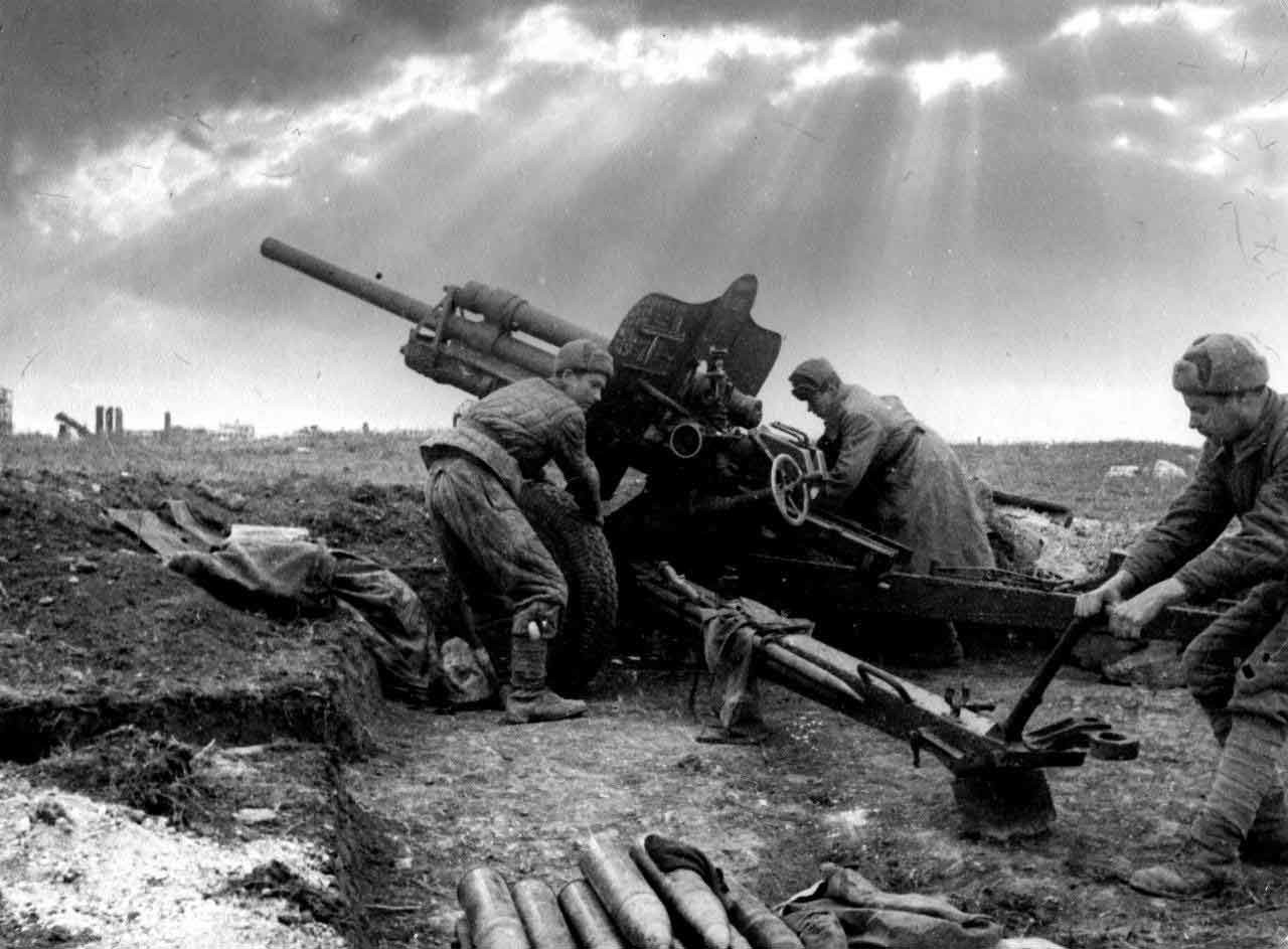 Совјетска артиљерија приликом ватрене припреме приликом Битке за Севастопољ
