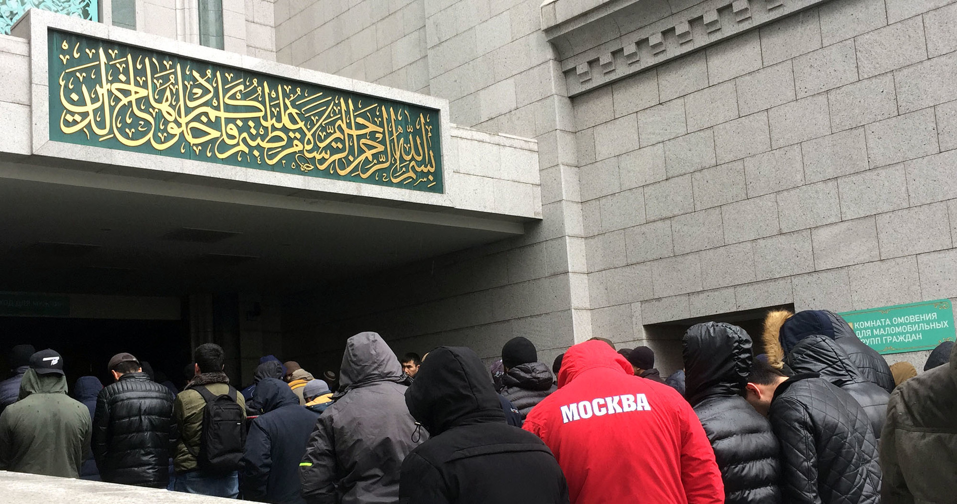Para jamaah mendengarkan khutbah Jumat di luar masjid sambil berdiri, Jumat (29/3).