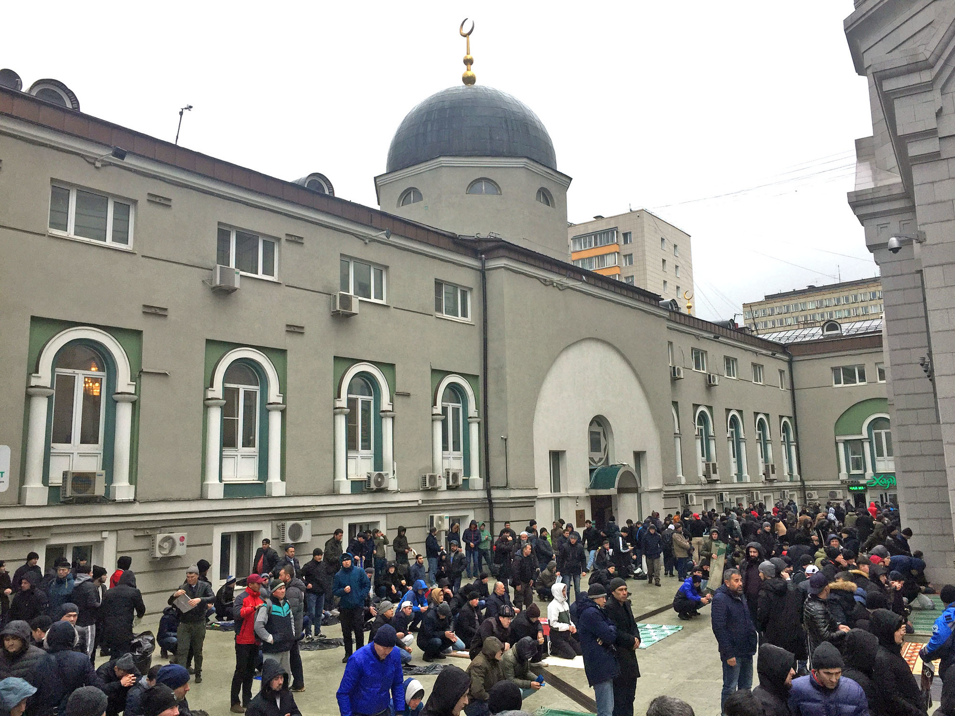 Suasana seusai shalat jumat di luar masjid, Jumat (29/3).