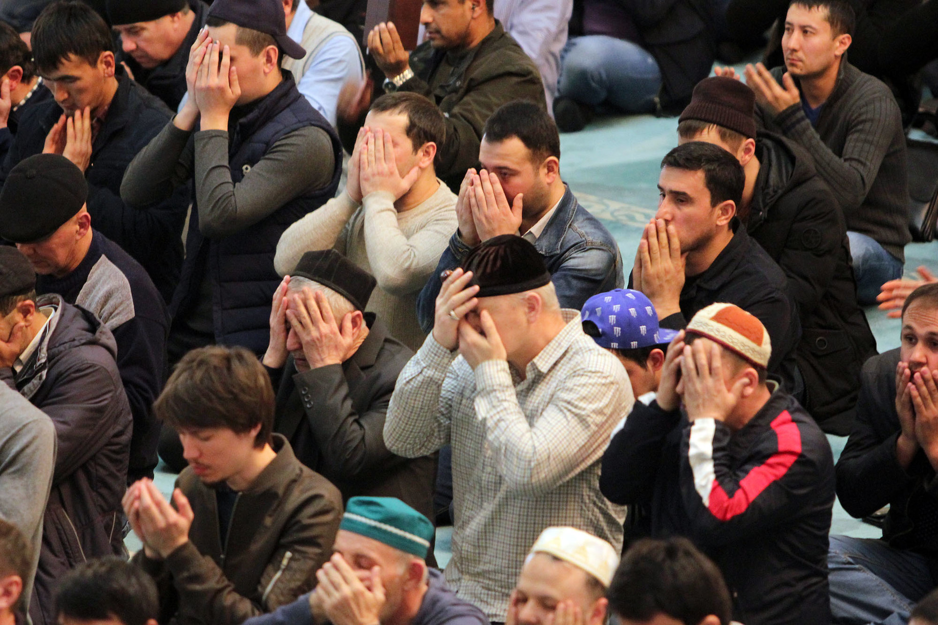 Jamaah mengusap wajah seusai pembacaan doa sebelum pelaksanaan shalat Jumat, (5/4).