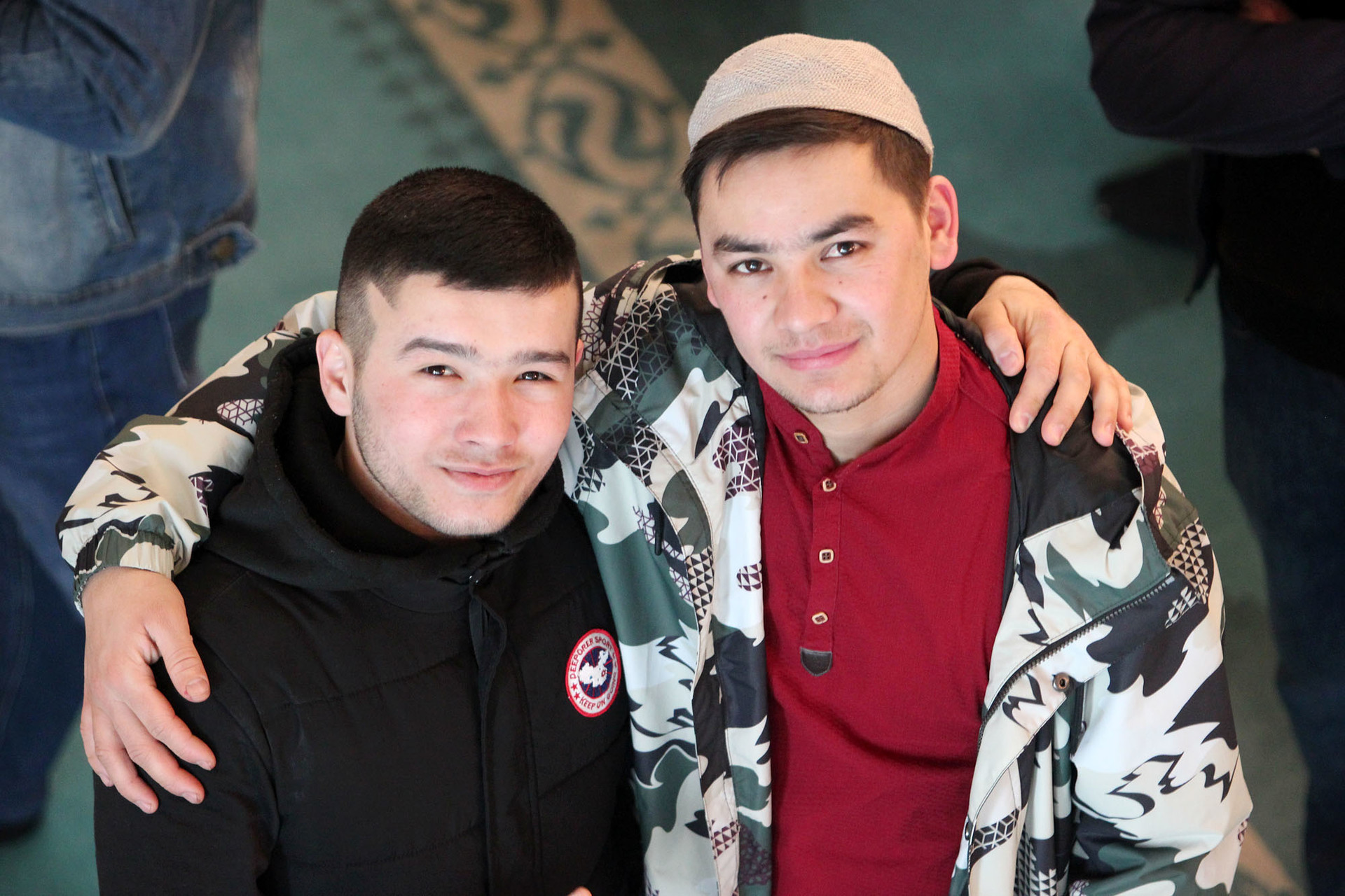 Dua jamaah asal Tajikistan, Ibrahim (kiri), dan Ali berfoto seusai shalat Jumat, (5/4).