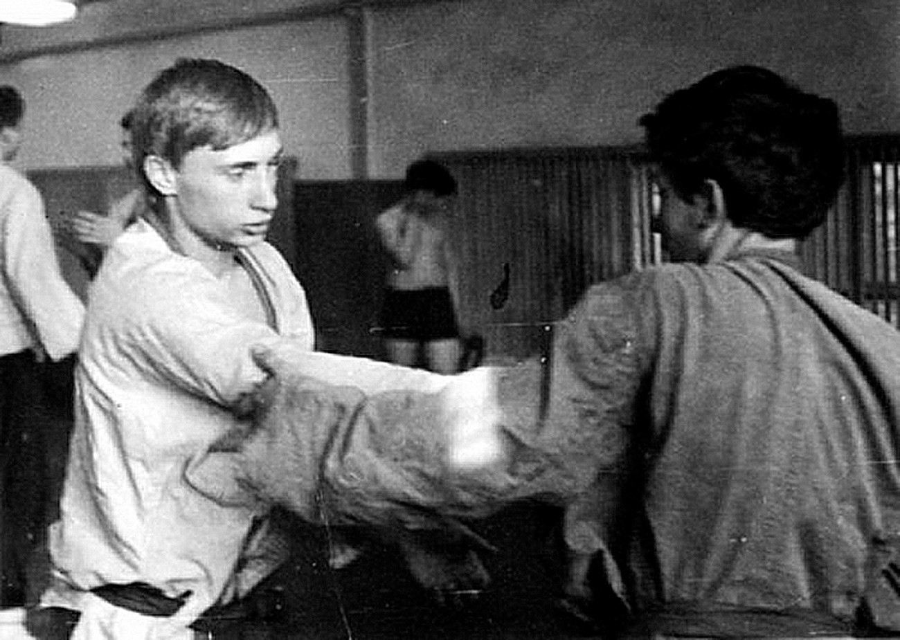 柔道の練習をしている若いウラジーミル・プーチン。