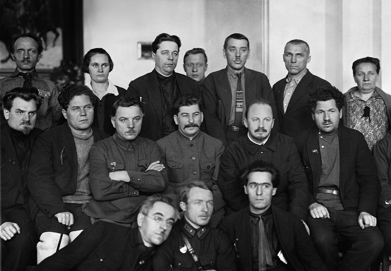 Kliment Vorošilov, Josif Staljin i Nikolaj Buharin (u centru slijeva nadesno) s grupom delegata Četvrtog sveruskog kongresa Sovjeta.
