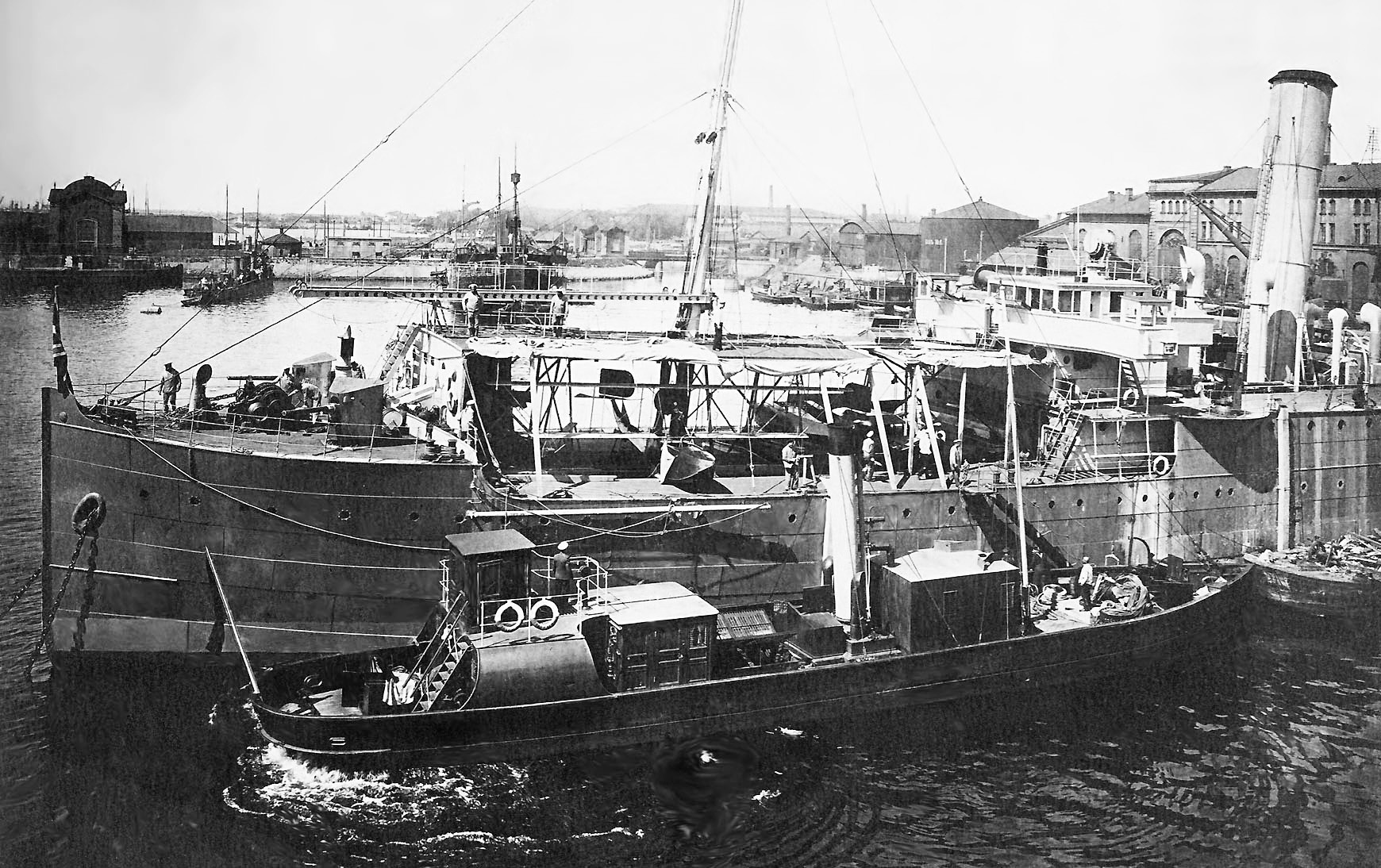 飛行艇 F.B.A. Type Сを載せた水上機母艦「オルリーツァ」。