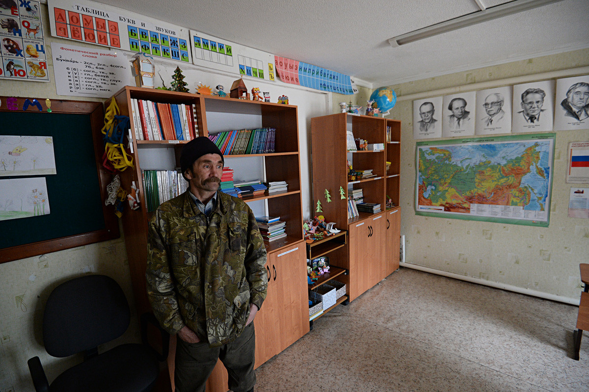 Roman Tylchin, seorang keturunan etnis Khanty, mengajar tiga siswa di ruang kelas sebuah sekolah umum yang terletak di area perkemahan Ust-Vatyegan milik penduduk asli Khanty, di distrik Nizhnevartovsk, Khanty-Mansi Okrug.