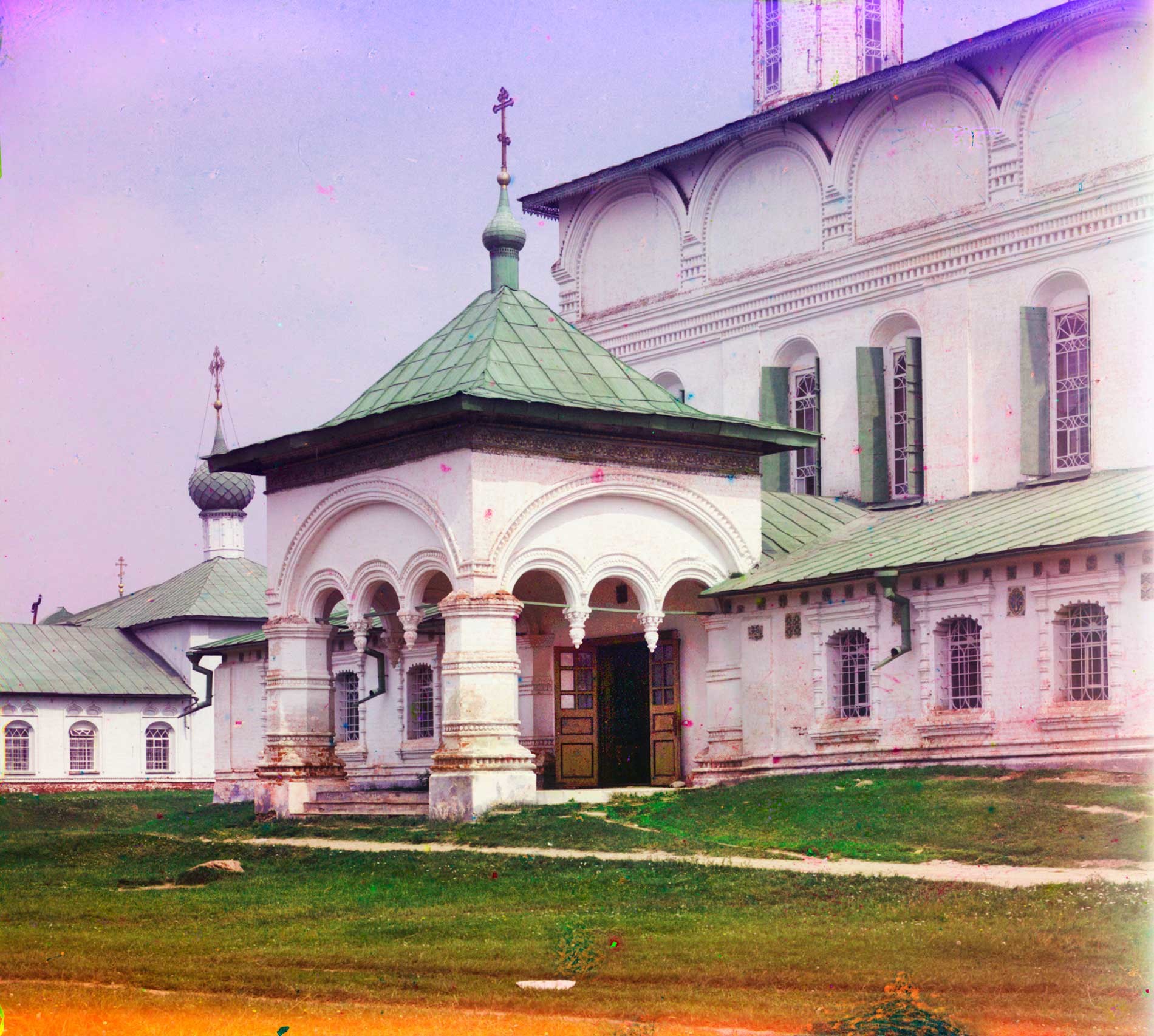 Chiesa dell’Icona della Vergine di San Teodoro.Facciata ovest con portico principale. Sullo sfondo a sinistra: Chiesa di San Nicola “sui ceppi”. Estate 1911
