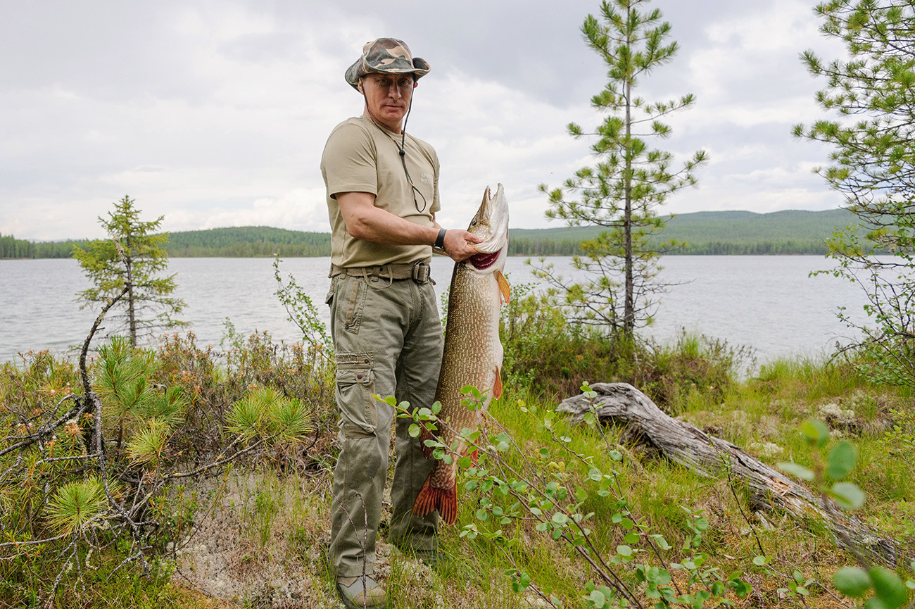 Vladimir Putin dan ikan tombak tangkapannya yang berbobot 21 kg.