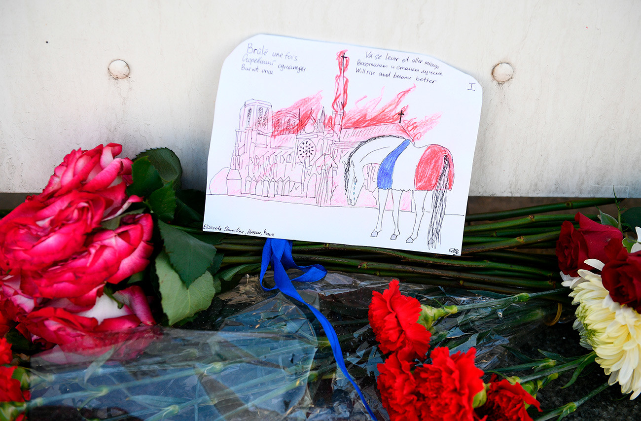 在モスクワフランス大使館のそばに置かれた花束。