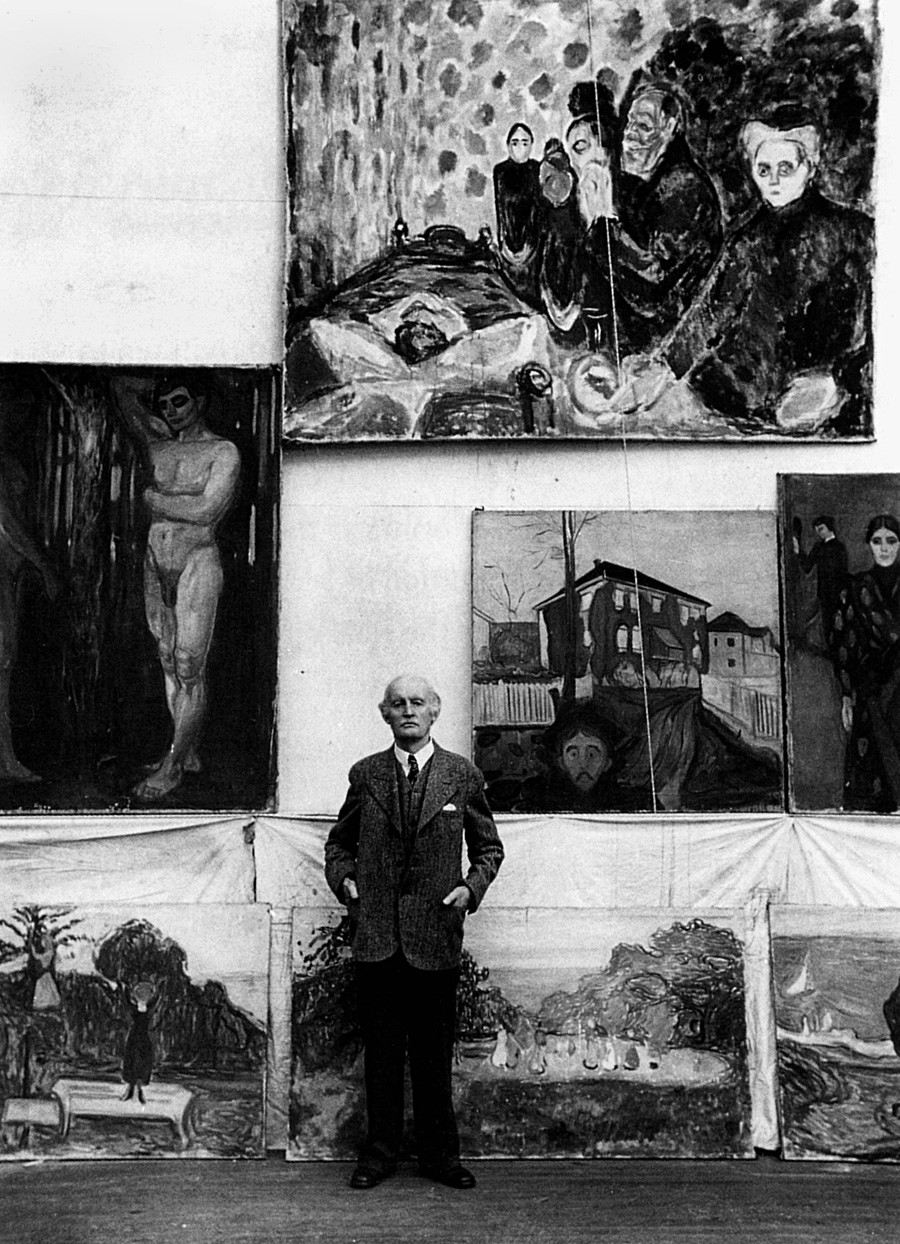 Эдвард Мунк в своей мастерской в Норвегии, 1938 