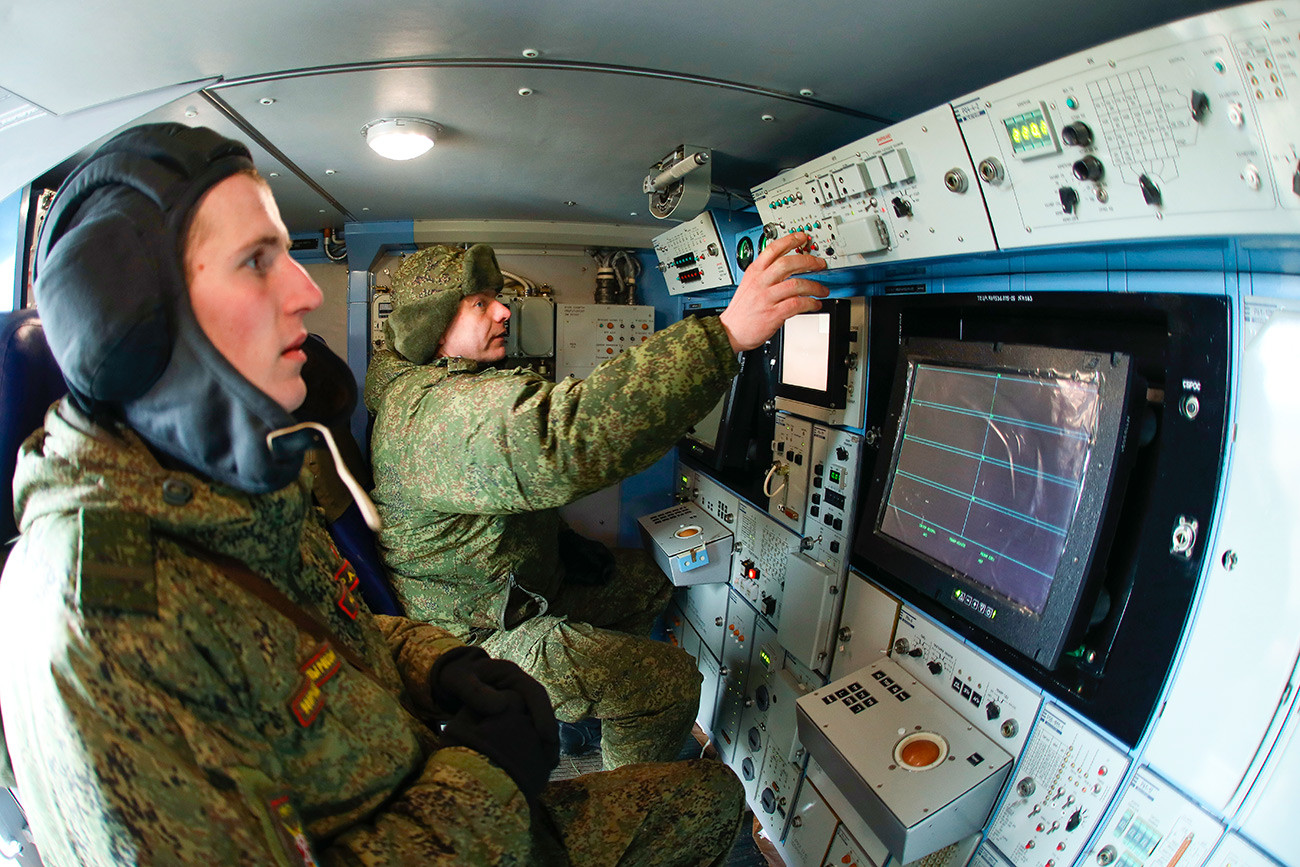 Ruska vojaka med vajami z arktičnim protizračnim sistemom Tor-M2DT na osnovi terenskega vozila DT-30, Jejsk, Rusija